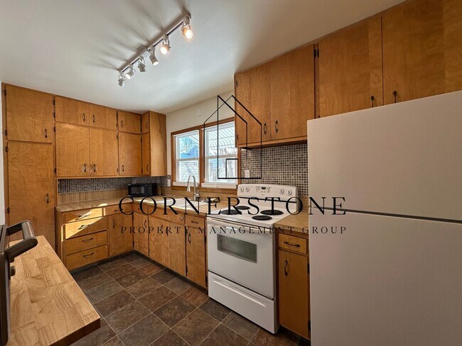 Building Photo - Well taken care of 2 bedroom $1095