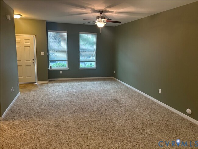 Foto del edificio - 8213 Center Path Ln
