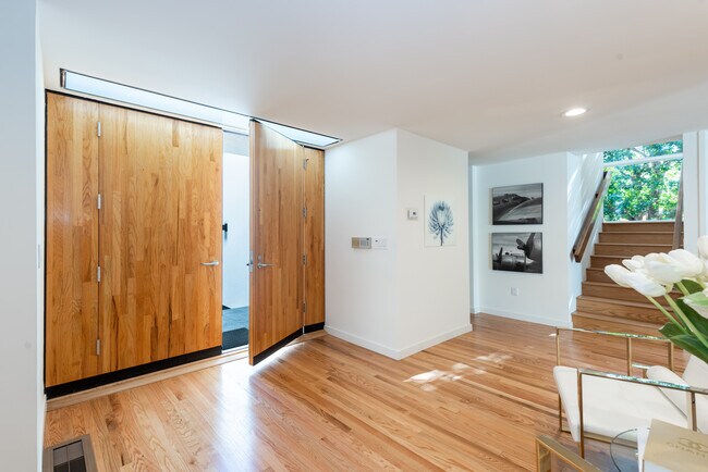 Building Photo - 3843 Longridge Ave