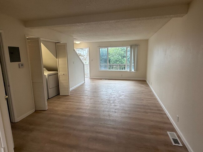 Building Photo - Recently Updated 2 Bedroom Townhome in Val...