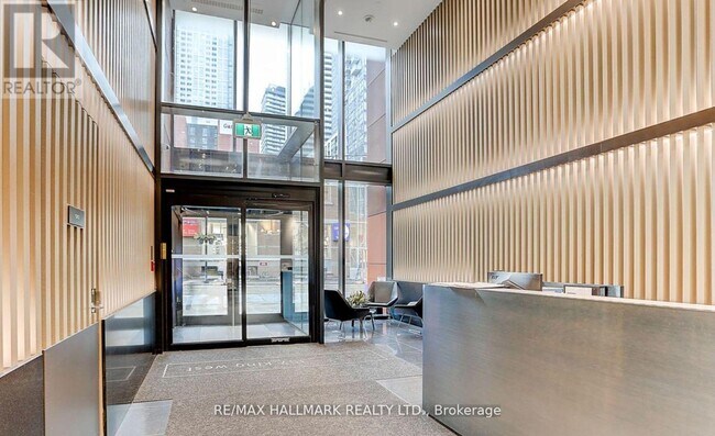 Photo du bâtiment - 357-2357 King St W