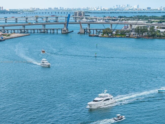 Foto del edificio - 888 Brickell Key Dr