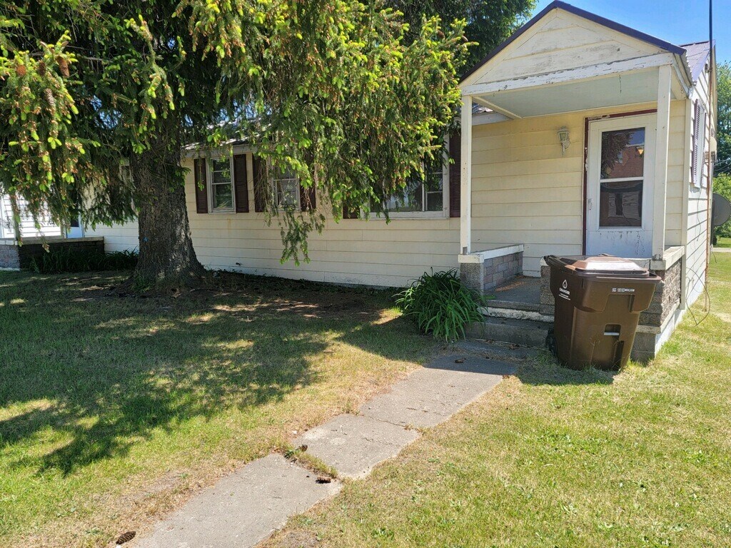 305 W Main St, Edmore, MI 48829 House Rental in Edmore, MI