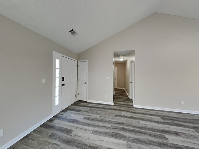 Building Photo - 215 Shamrock Way