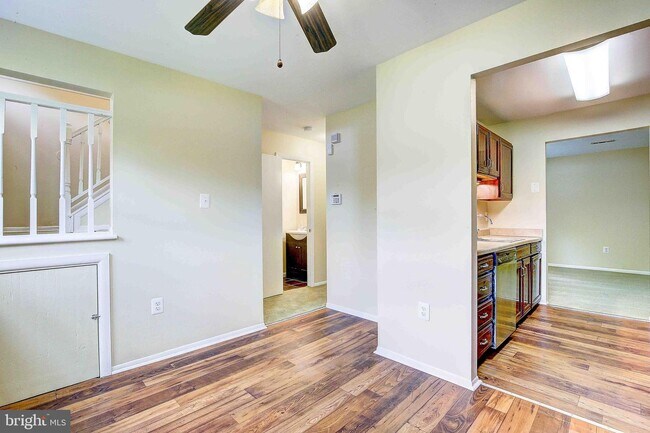 Building Photo - 831 Calvert Towne Dr