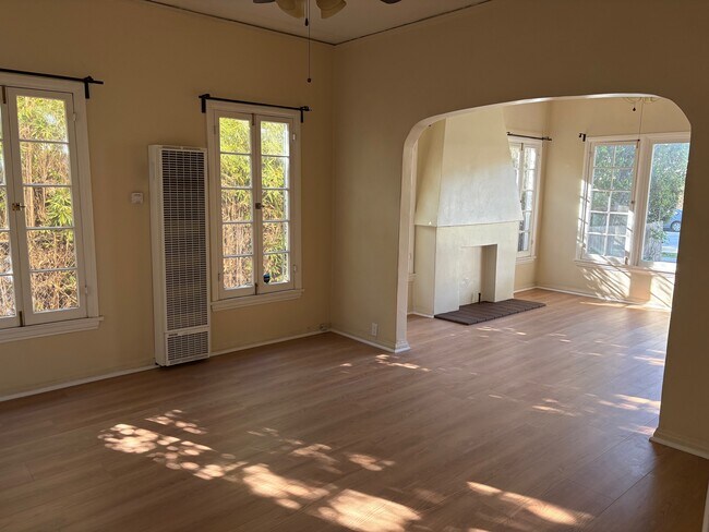 Foto del edificio - 1160 N Raymond Ave