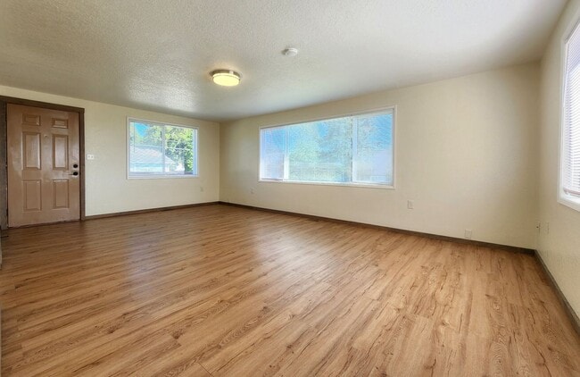 Building Photo - 10914 Willow Rd