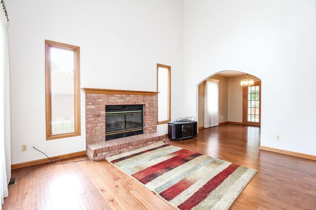 Foto del edificio - Spacious 3-Bedroom Home with Unfinished Ba...
