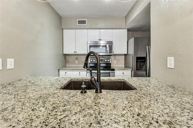 Foto del edificio - 5916 Birchbrook Dr