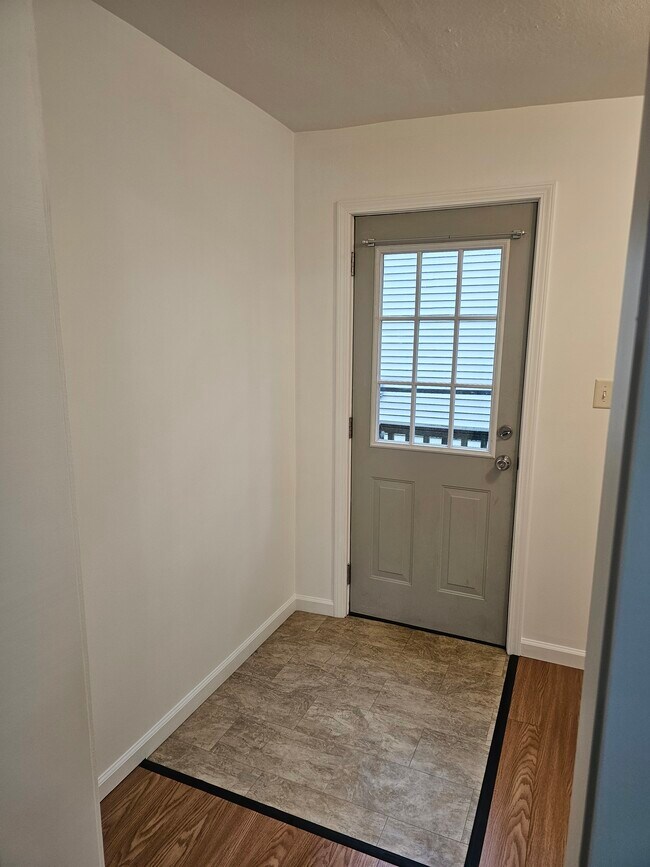 Mudroom/laundry - 1156 Oakmont Ave