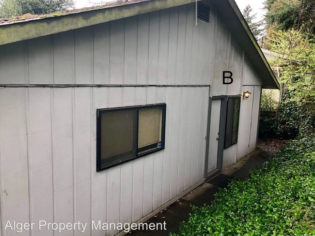 Building Photo - 717 S Summit Ave