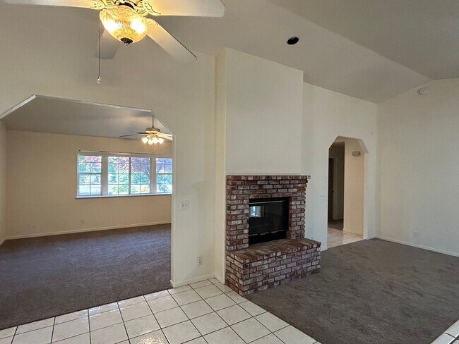 Building Photo - Culdesac Home Near Parks & Schools