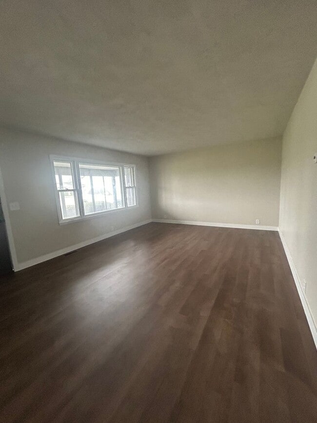 Building Photo - Newly Renovated 3 Bed House w/ 2 Family Rooms
