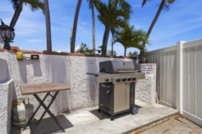 Foto del edificio - 1400 NE 57th St