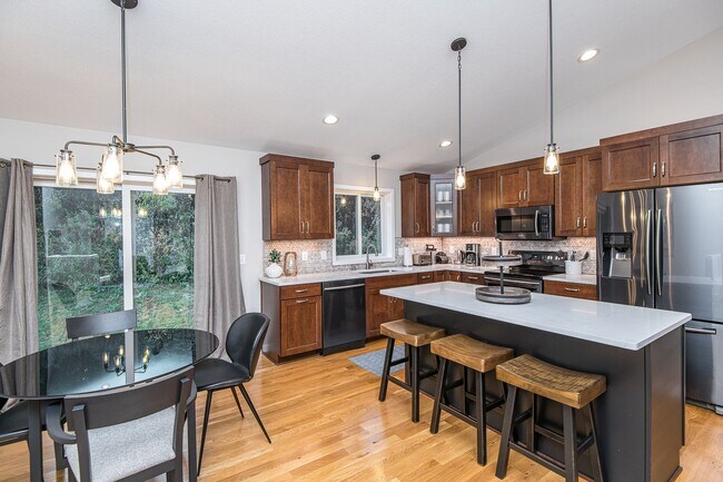 Foto del edificio - New Home in Private Neighborhood 3mi from ...