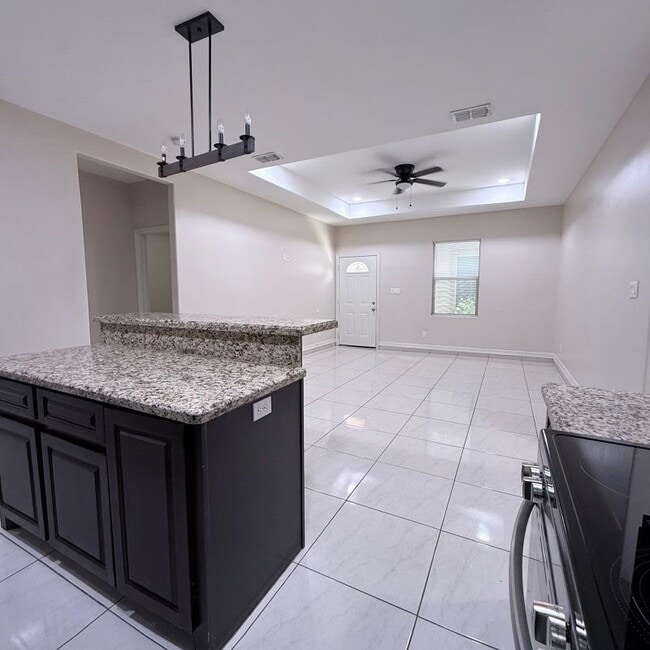 Building Photo - 304 S Ridge Ln