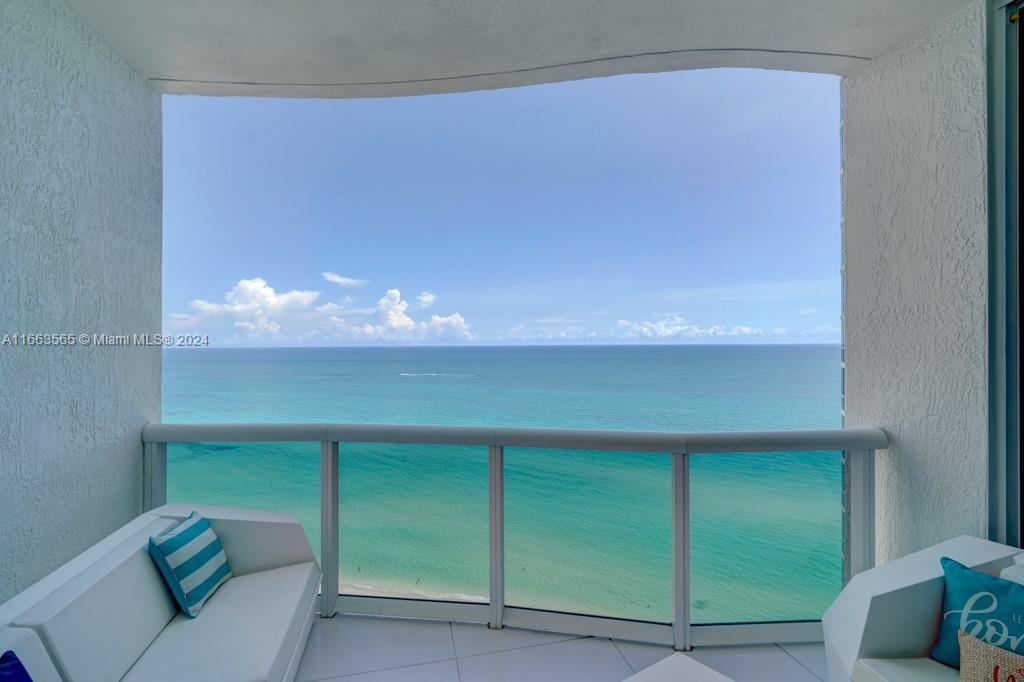 Foto principal - 16001 Collins Ave