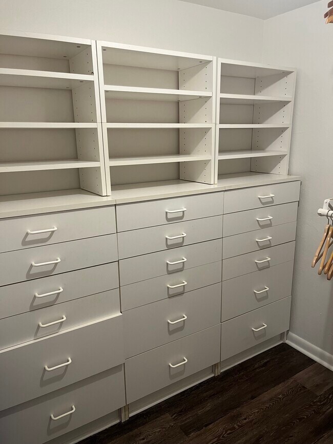 Vestidor - 8396 111th St