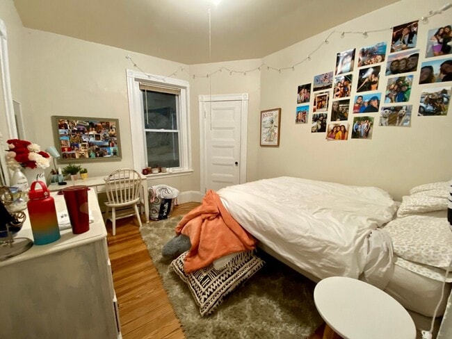 Building Photo - Central Location, Eat-in Kitchen, Laundry on a Site