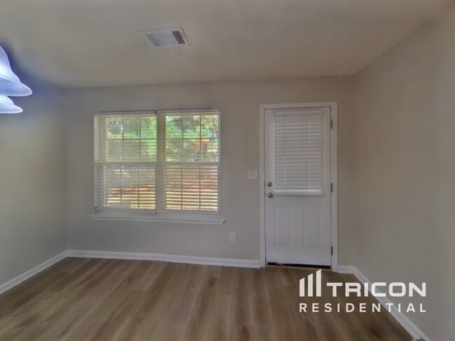 Building Photo - 2177 Red Oak Cir