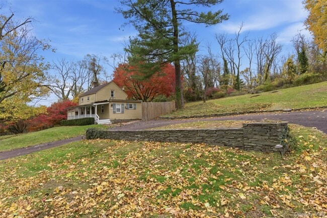 Building Photo - 327 W Neck Rd