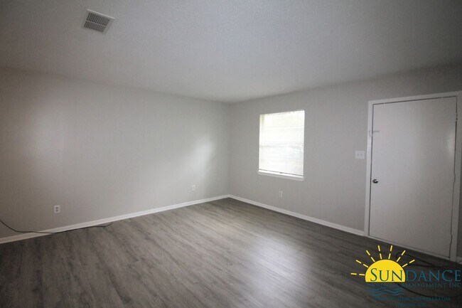 Building Photo - Great 2 Bedroom Unit in Fort Walton Beach