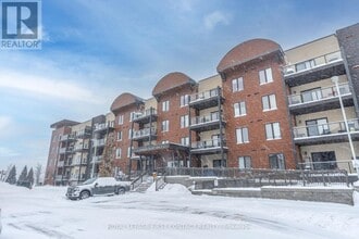 Building Photo - 720 Yonge St