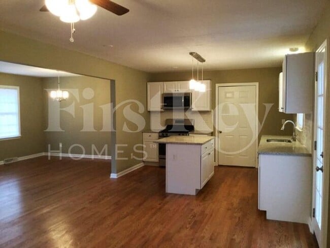 Building Photo - 2080 Bishop Dr
