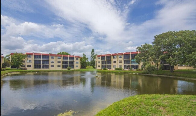 Building Photo - 2 Bedroom Condo in Gated ISLAND HOUSE