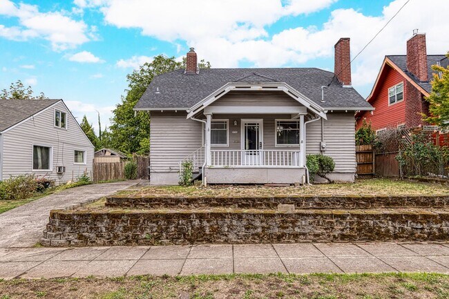 Foto del edificio - Charming Bungalow with Spacious Loft Suite and Large Backyard