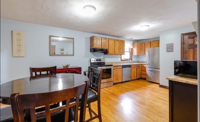 Photo - 52 Winnepurkit Ave Townhome