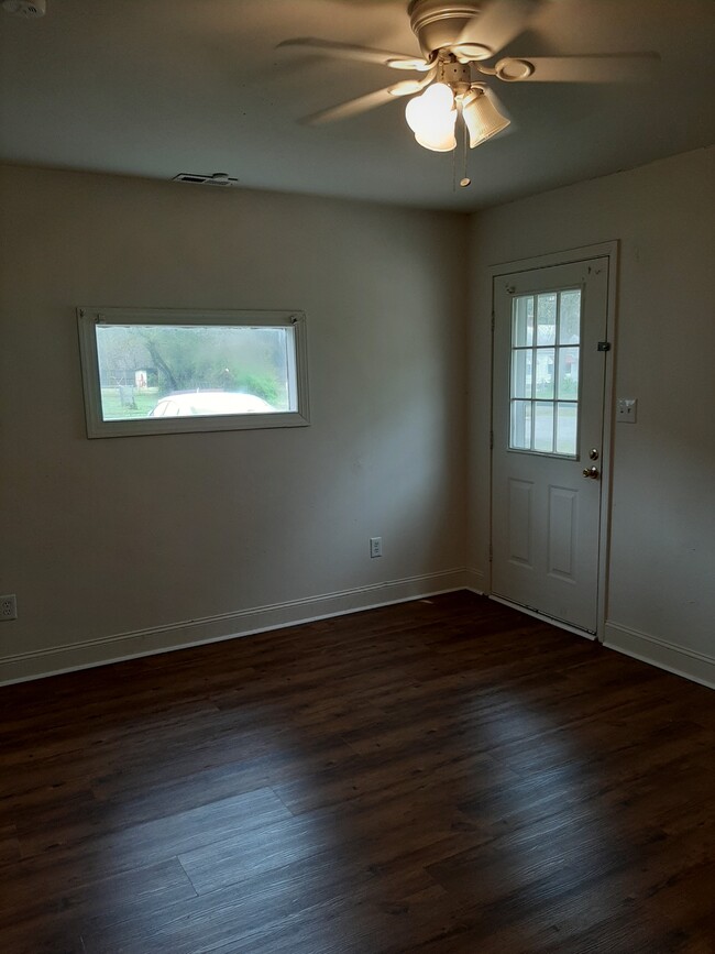 Building Photo - 905 Saluda St