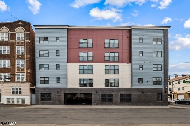 Building Photo - 180 Carroll St