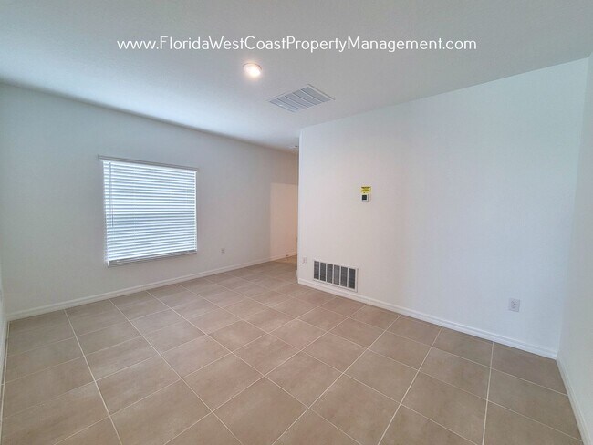 Foto del edificio - SPACIOUS 3 BEDROOM/ 2 BATH PLUS FLEX SPACE...