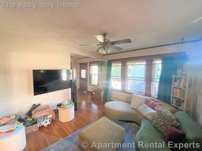 Foto del edificio - Winter Hill 2 BR - Steps Winter Hill Brewing