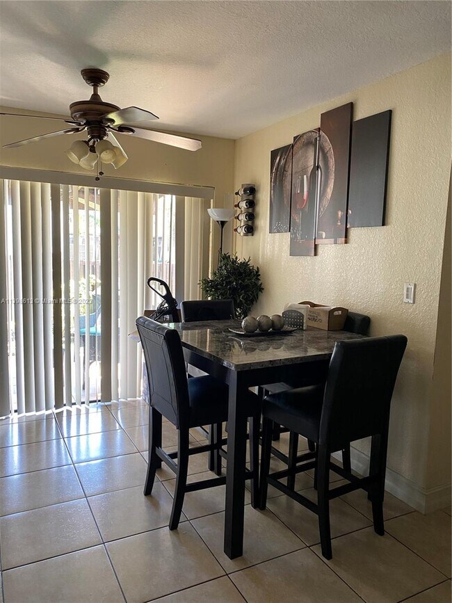 Building Photo - 10221 Fontainebleau Blvd