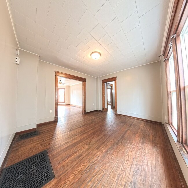 Foto del edificio - Spacious 5 bedroom 2 Bath Home