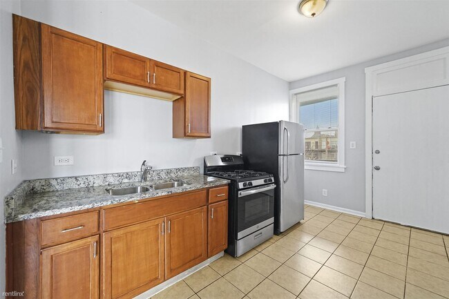 Building Photo - 3 br, 1 bath  - 6030 S Prairie Ave 3