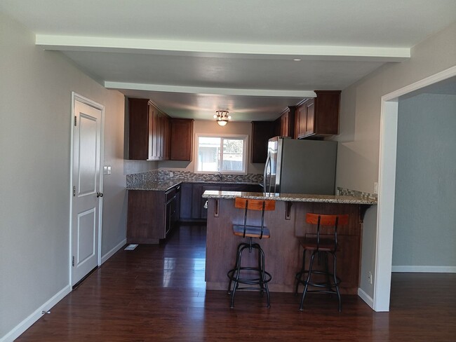 Foto del edificio - Great House in Keizer Oregon is Available!