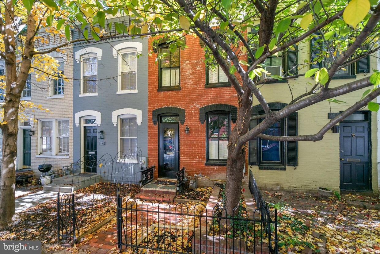 Foto principal - 1257 35th St NW