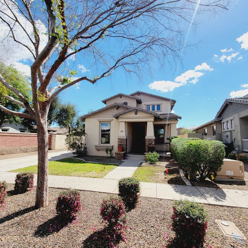 Foto principal - 15351 W Valentine St - Awesome Neighborhoo...