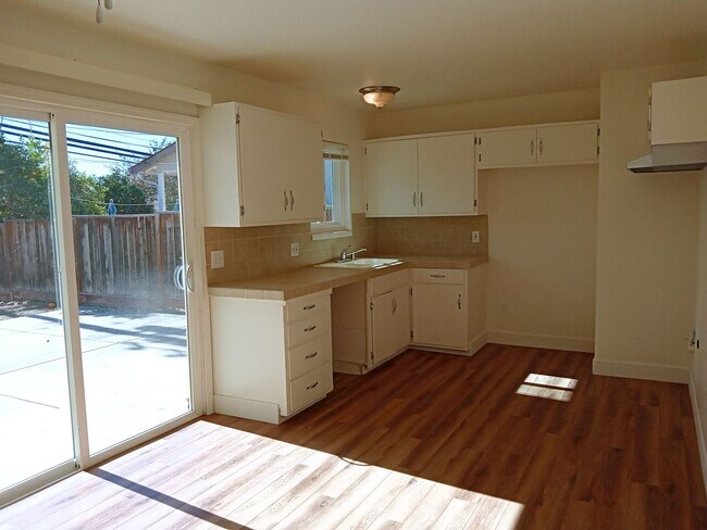 Building Photo - Beautifully Refurbished 4bd Single Story H...