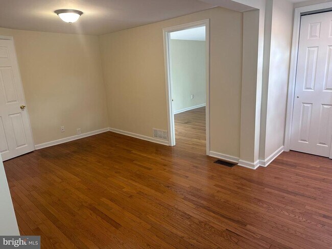 Foto del edificio - 371 Easton Rd