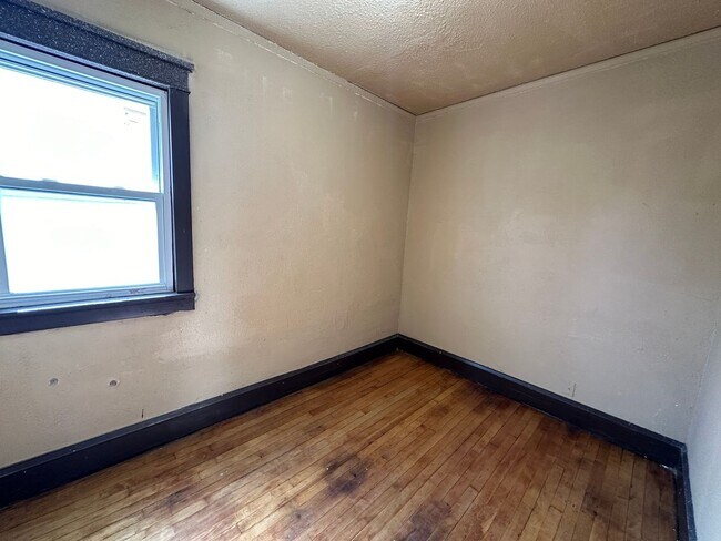Building Photo - 3 Bedroom Duplex in Milwaukee