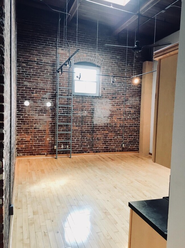 Building Photo - 222 Bolivar St