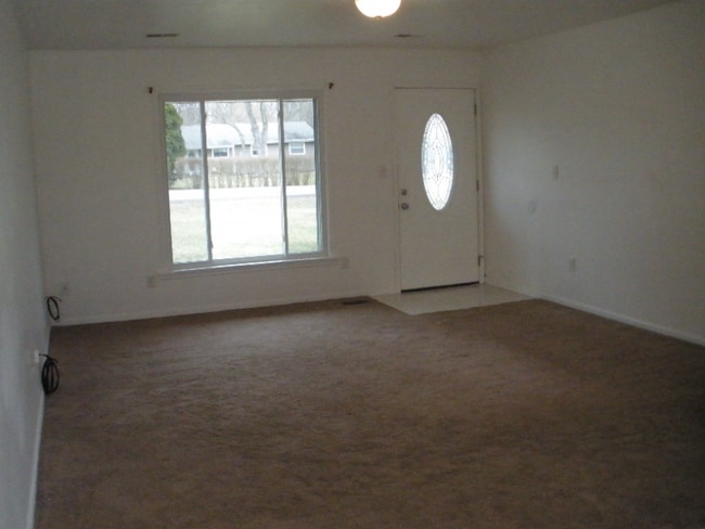 Building Photo - 129 Robinhood Dr
