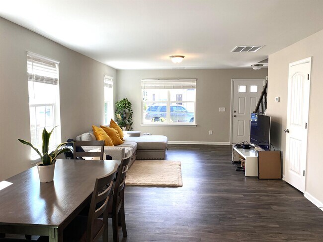 Foto del edificio - 119 Red Plum Ln