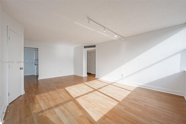 Building Photo - 1300 NE Miami Gardens Dr