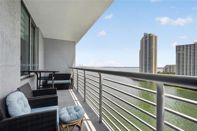 Foto del edificio - 335 S Biscayne Blvd