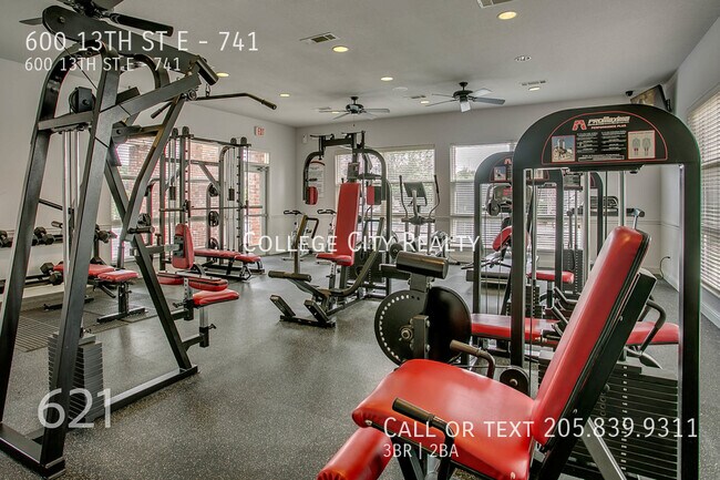 Foto del edificio - 600 13TH ST E #741